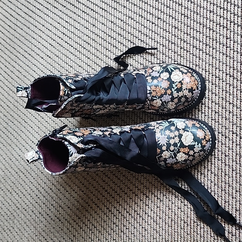 Black combat boots flowers with ribbon laces for girls. SELF ESTEEM  size 1